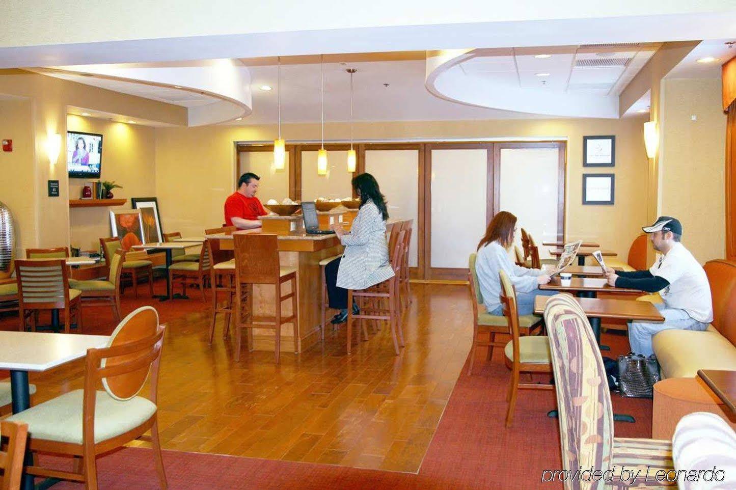 ハンプトン イン ピータースバーグ サウスパーク モール コロニアルハイツ エクステリア 写真
